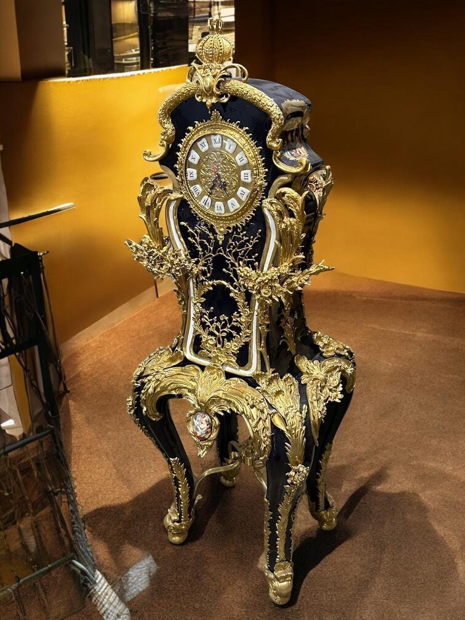Exquisite French-Style Ornamental Clock with Gold Leaf Detailing, Intricate Floral Motifs, and Royal black Finish