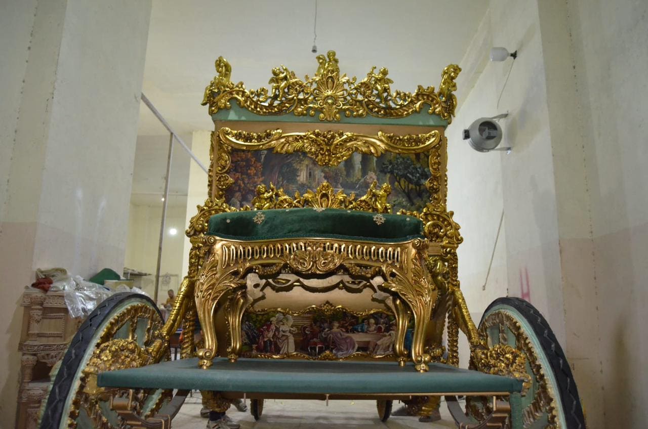 Handcrafted Royal Gold Carriage – Baroque Style Horse-Drawn Coach with Painted Panels & Velvet Interior | Read Description