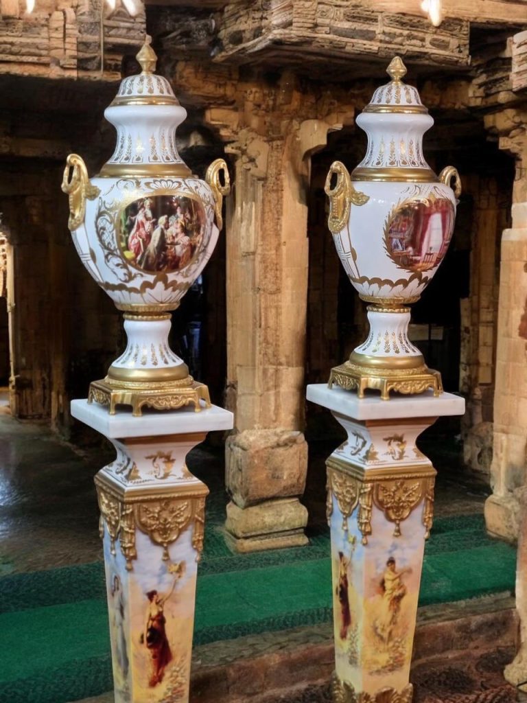 Antique-Style Porcelain Urn Set on Pedestals – Hand-Painted and Gilded