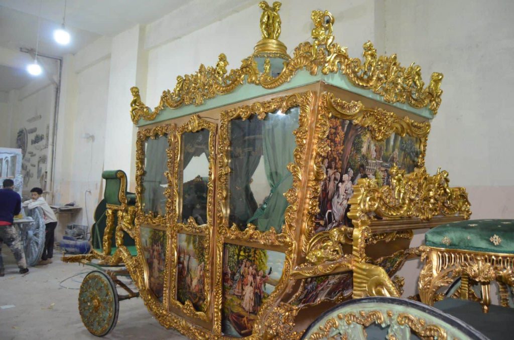 Handcrafted Royal Gold Carriage – Baroque Horse-Drawn Coach with Velvet Interior