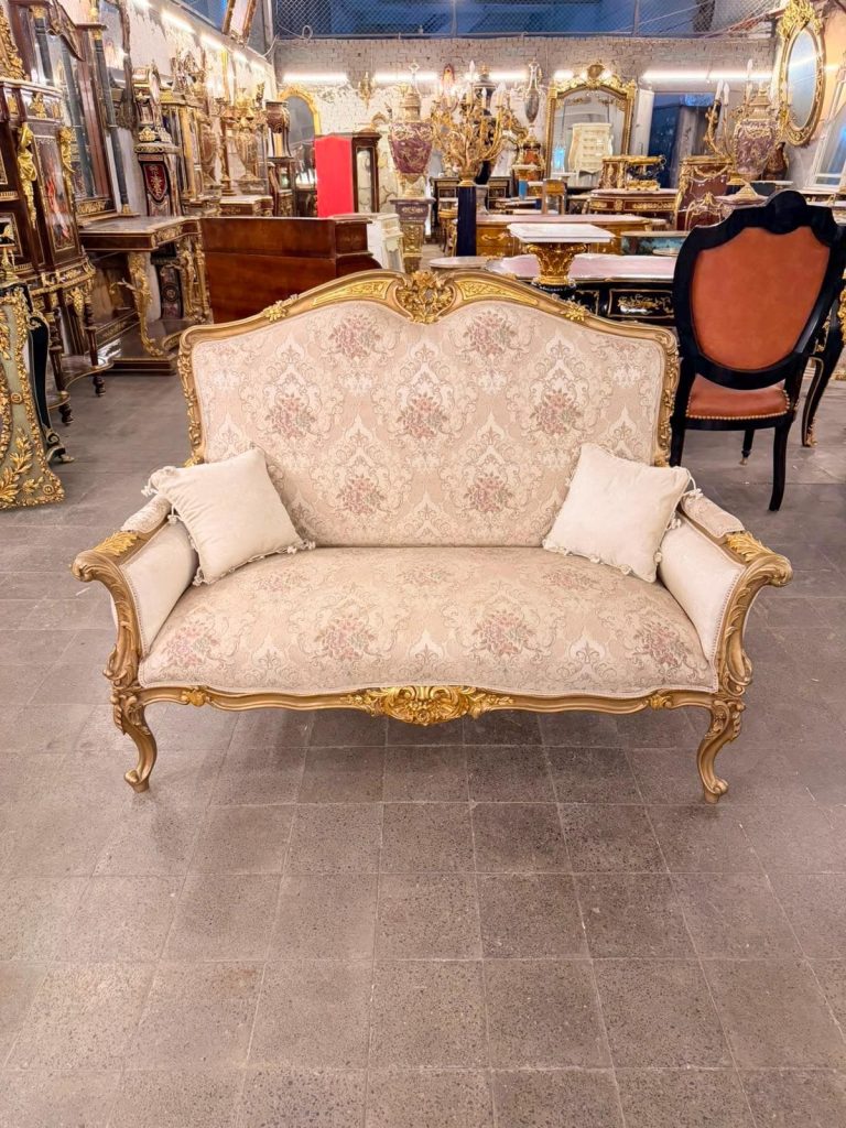 Vintage Rococo Canapé Loveseat Blush Beige Damask Upholstery